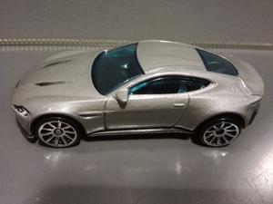 Oferta ! Aston Martin Db10 Hot Wheels 1/64 Originales !