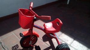 Triciclo con ruedas de gomas reforzado