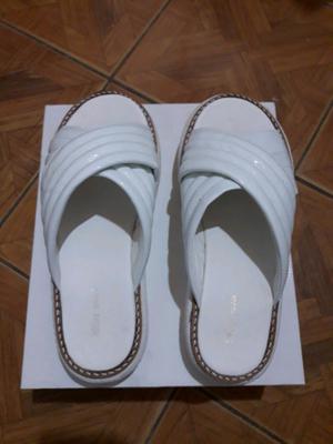 Vendo sandalias nuevas blancas