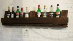 Mueble de pallet para botellas y copas