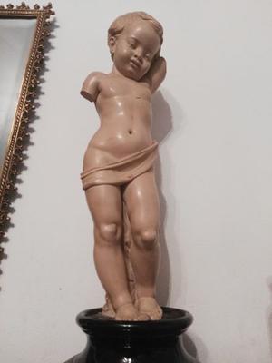escultura de niño