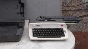maquina de escribir olympia con valija