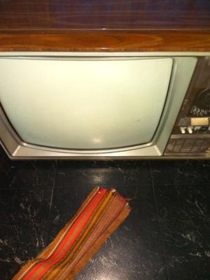 Vendo televisor antiguo ideal decoracion $ 700