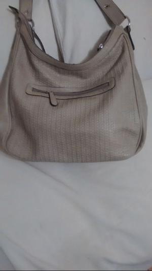 CARTERA PRUNE COLOR HUESO, GRANDE MUY BUENA CALIDAD, COMODA