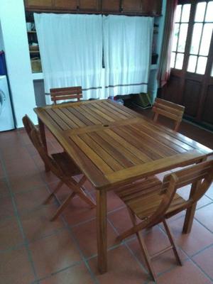 Mesa de madera y sillas