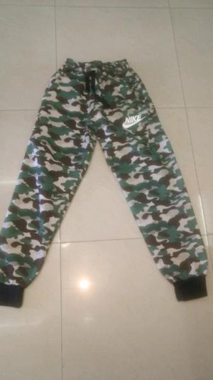 Vendo babucha camuflado talle 2