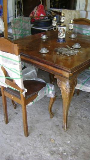 mesa y sillas muy antiguas italianas
