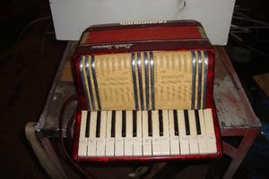 vendo o permuto acordeon apaolo soprani 24 bajos