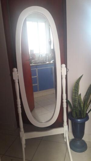 Espejo blanco impecable