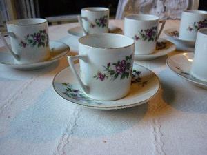 tazas de cafe con platos chinos blancos con flores violetas