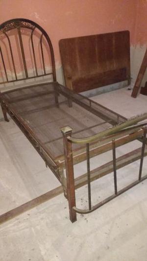 Antigua cama de bronce