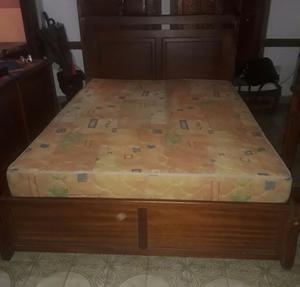 Cama de 2 plazas madera/colchón y mesa de luz