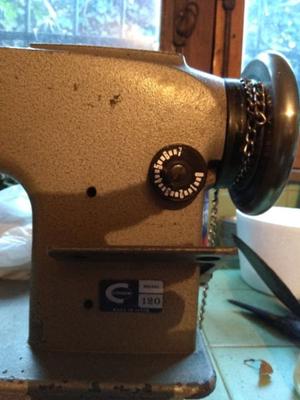 Maquina de coser triple arrastre