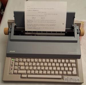 Máquina de escribir eléctrica Olivetti ET55