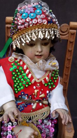 Muñeco antiguo de pasta pintado