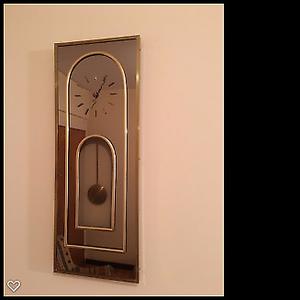 Reloj de pared de bronce, con péndulo