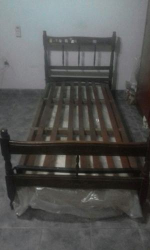 Cama de un plaza buen estado con mesita de luz, de madera