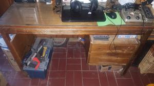 Escritorio madera pino con vidrio