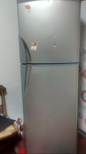 Heladera con freezer impecable