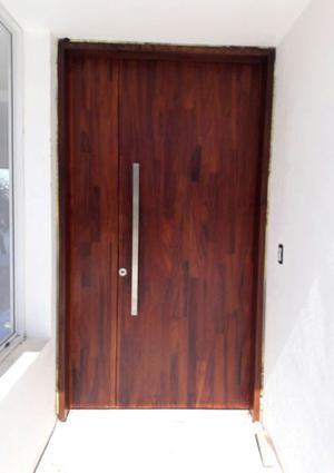 Puerta de ingreso en madera maciza (timbó)