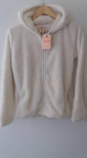 Campera peluche con capucha. Nueva con etiqueta. Talle M