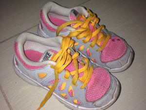 Zapatillas Nike de nena talle 28