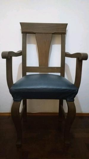 Silla antigua de madera tapizada