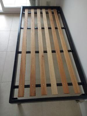 Vendo cama reforzada de hierro una plaza