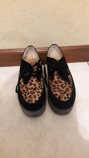 Zapatos negros animal print