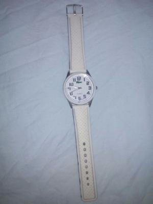 Reloj blanco sin uso