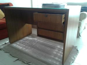 escritorio de madera maciza