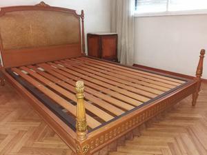 Antigua cama de madera tallada.