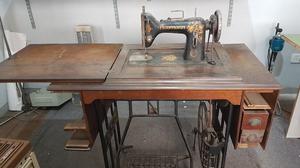 Maquina de Coser Antigua, marca Naumann