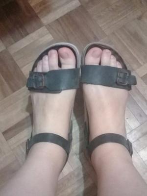 Sandalias negras de cuero