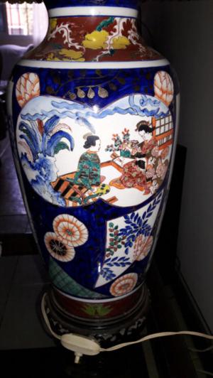 Antigua lámpara de porcelana china.
