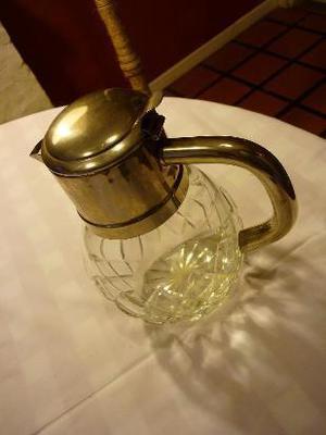 jarra de cristal tallado con manija y tapa de metal plateado