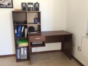 Escritorio con biblioteca