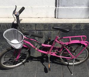 Bicicleta rosada con accesorios