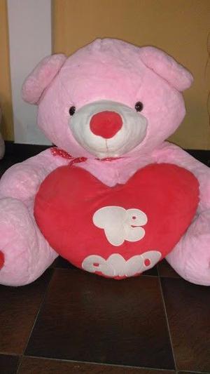 oso gigante rosa con corazon