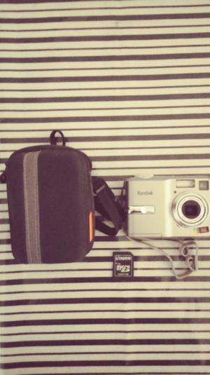 Camara Kodak + estuche + memoria $ 350