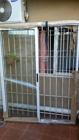 Puerta Balcon Aluminio 1,50 x 2,00 vidrio laminado y reja