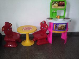 Vendo cocinita para niñas y juego de mesa y sillitas marca