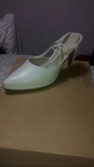 Zapatos de cuero blanco