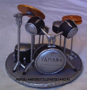 Adorno de torta batería en porcelana fría