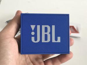 Caja acústica JBL GO, usada.