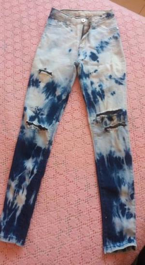 Jeans nevado con tajos,chupin,elastizado,marca Stone talle