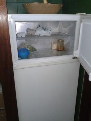Heladera con freezer funcionando sin problemas. Tiene 1,60