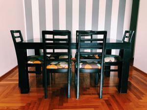 Mesa y 6 sillas laqueadas negra tapizado floreado