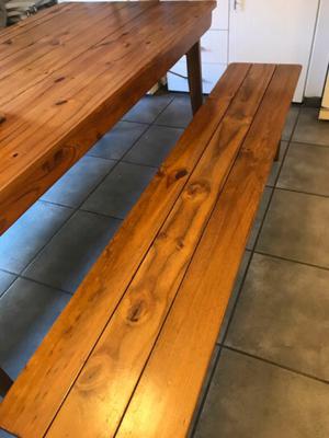 Mesa y bancos plegable de madera