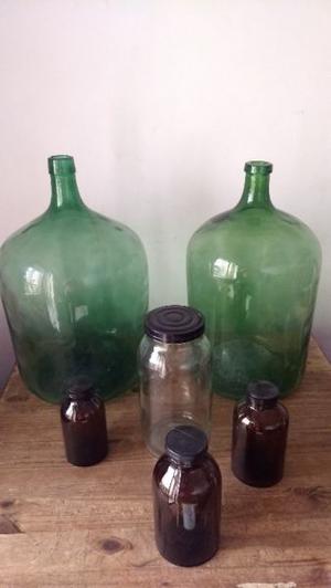 4 Botellas y frascos y 2 bidones de damajuana antiguo
